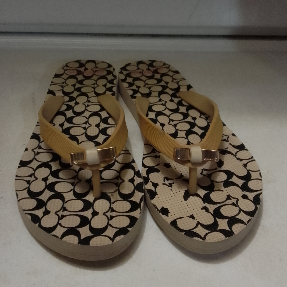 Woman's Coach Classic‎ Flip Flop Amel Signature C Logo Gold Tone Bow Accent 5/6